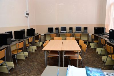 Материална база 13