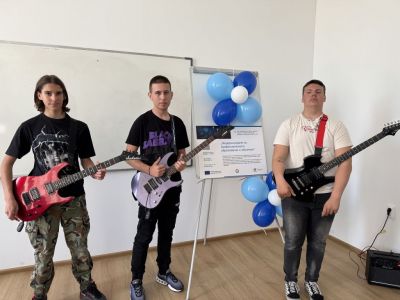 13 ученици от ПГЕТ "Захари Стоянов“ с удостоверения за практика в реална работна среда по проект "Модернизиране на професионалното образование и обучение" 17